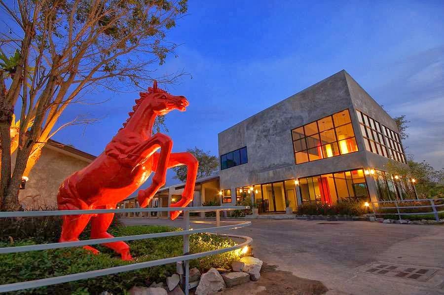Red Horse Resort